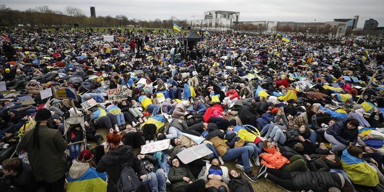 Almanya'da Binlerce Kişi Ukrayna’daki Savaşı Protesto Etti