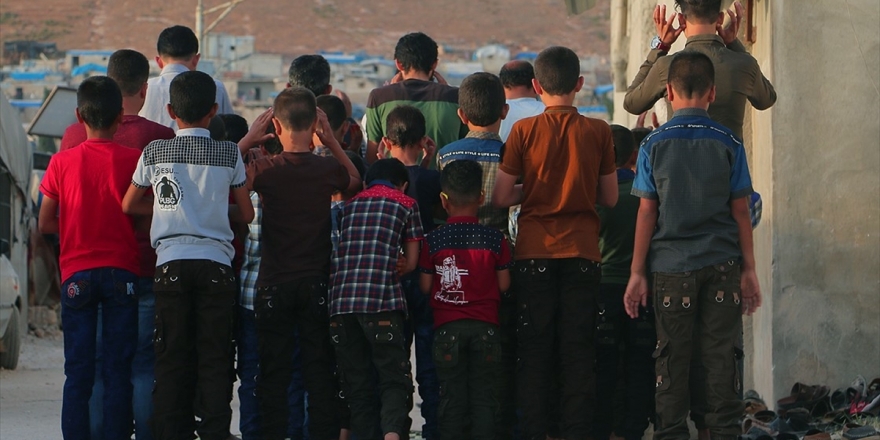 İdlib'de Bombardıman Altında Bayram