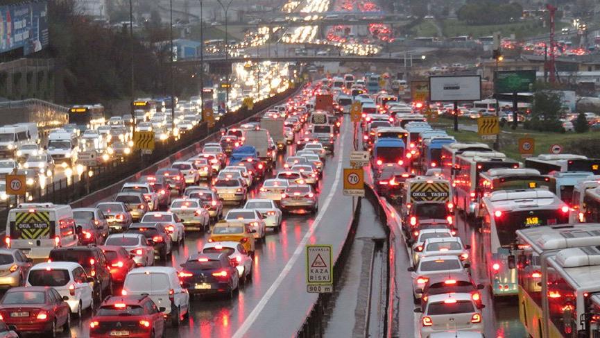 Yağmur ve mesai sonrası İstanbul'da trafik yoğunluğu yüzde 80'e çıktı