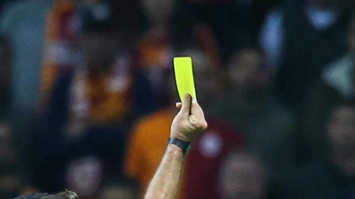 Derbide Kartlar Havada Uçuşuyor