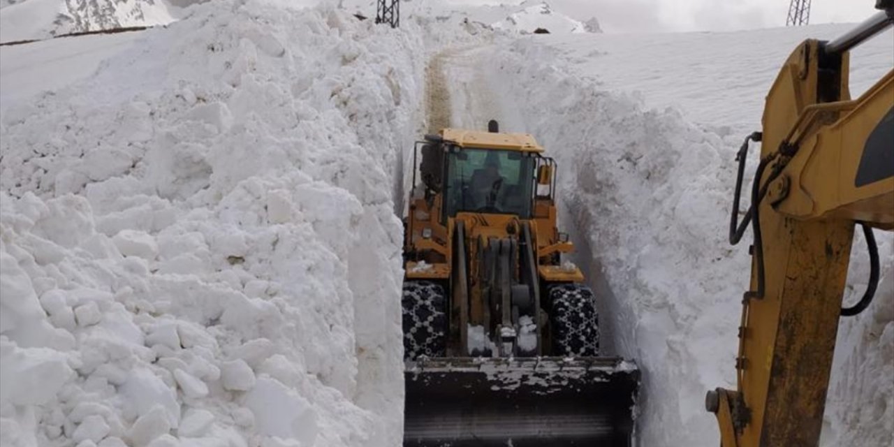 Hakkari'de Üs Bölgesi Yollarında 8 Metre Karla Mücadele