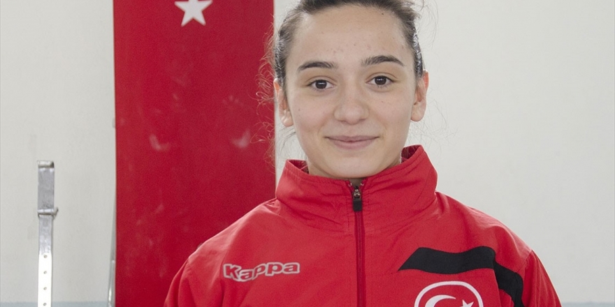 Halterde Nuray Levent Dünya Üçüncüsü