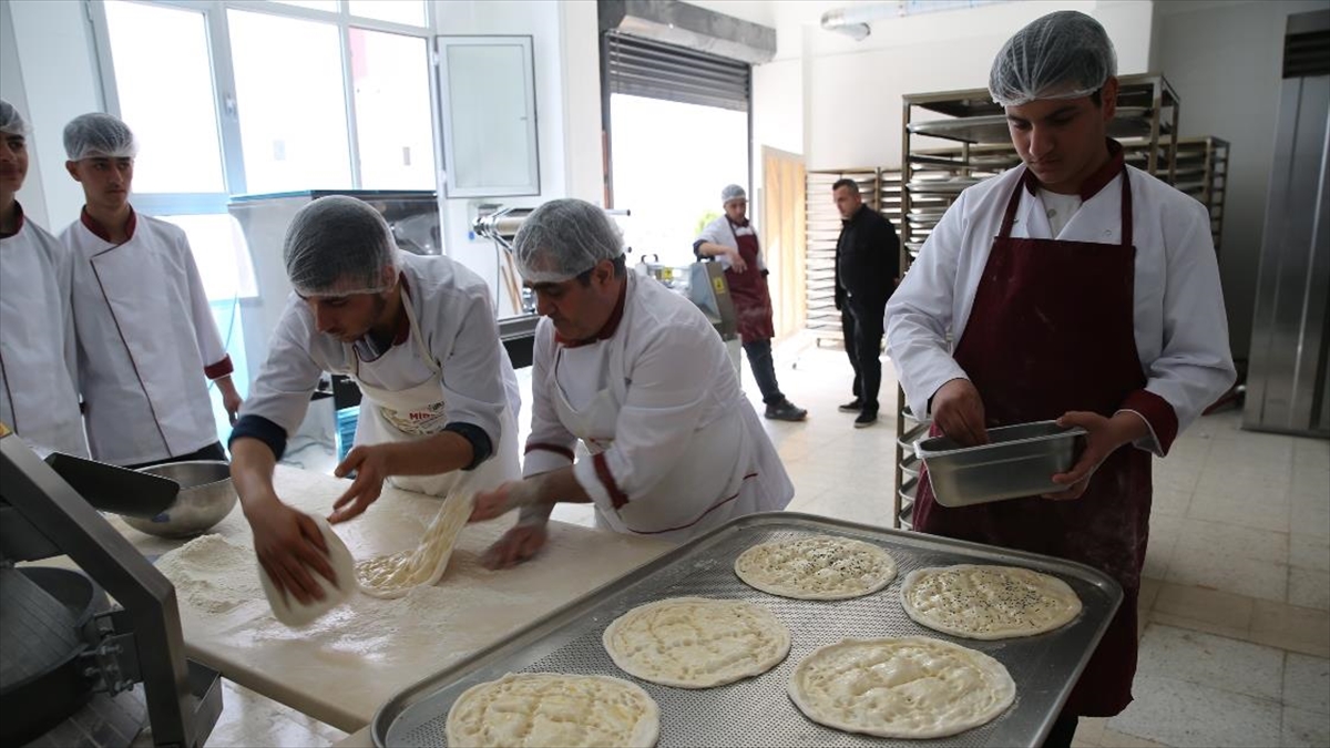 Meslek Liseliler, Ramazan Boyunca İhtiyaç Sahiplerine Pide Ulaştıracak