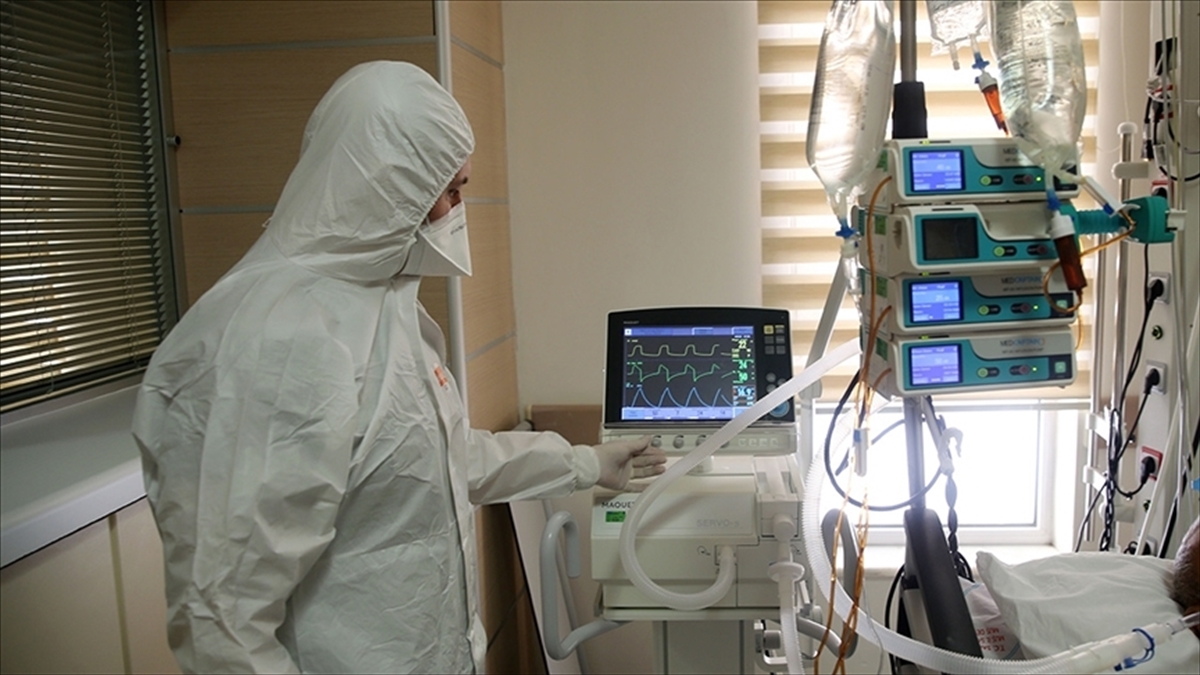 Türkiye'de 7 Bin 120 Kişinin Kovid-19 Testi Pozitif Çıktı, 31 Kişi Yaşamını Yitirdi