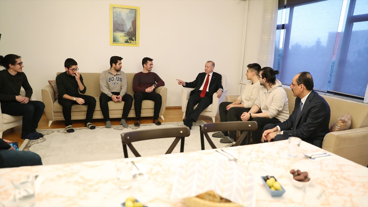 Cumhurbaşkanı Erdoğan, İftarda Öğrenci Evine Misafir Oldu