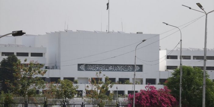 Pakistan'da Ülkenin Yeni Başbakanı Yarın Mecliste Seçilecek