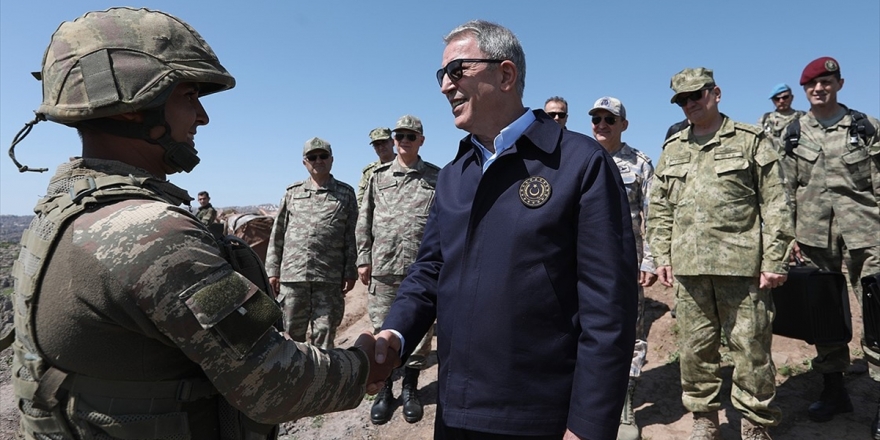 Bakan Akar'dan 2 Bin 400 Rakımlı Üs Bölgesinde 'Pençe' Mesajı