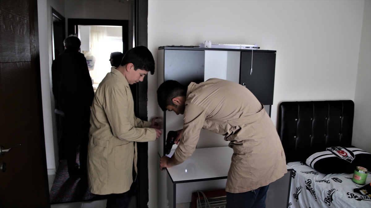 Gönüllü Öğrenciler İhtiyaç Sahibi Ailelere Yardım Ediyor