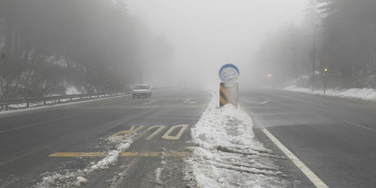 Bolu Dağı'nda Hafif Kar Ve Sis Etkili Oluyor