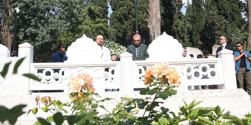 Cumhurbaşkanı Erdoğan Anne Ve Babasının Mezarlarını Ziyaret Etti