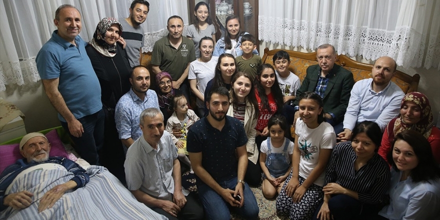 Cumhurbaşkanı Erdoğan Emekçi Ve Soyutürk Ailelerini Ziyaret Etti