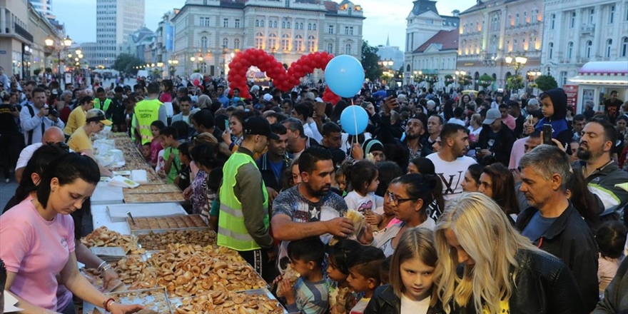 Sırbistan'da Geleneksel 'Bayram Sofrası' Kuruldu