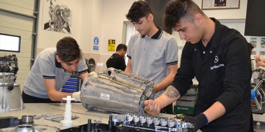 Sanayiyle İç İçe Meslek Öğrenen Gençler İstihdama Kazandırılıyor