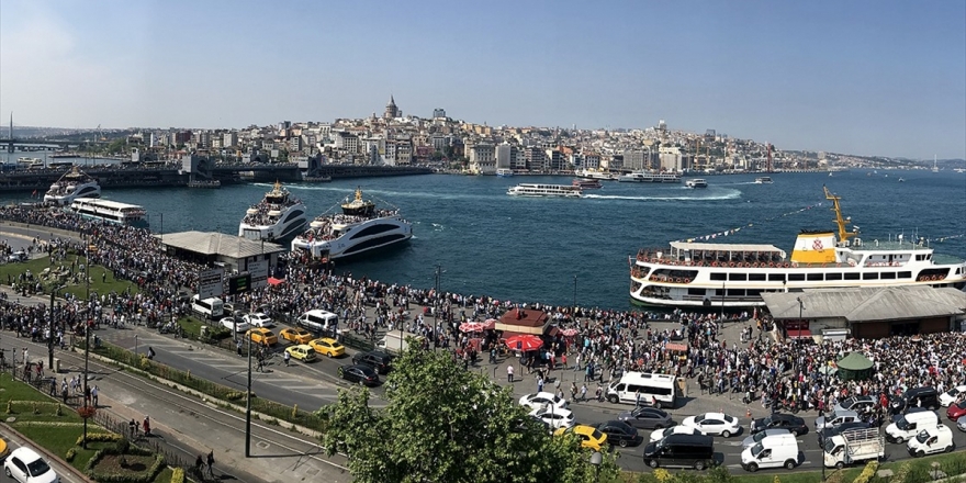 İstanbul'da Vatandaşlar Tarihi Ve Turistik Mekanlarına Akın Etti