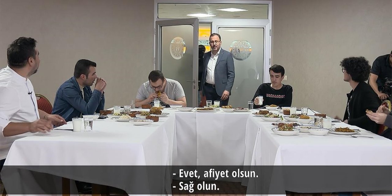 Bakan Kasapoğlu Ve Türev Uludağ Şeften Öğrencilere "Anne Yemeği" Sürprizi