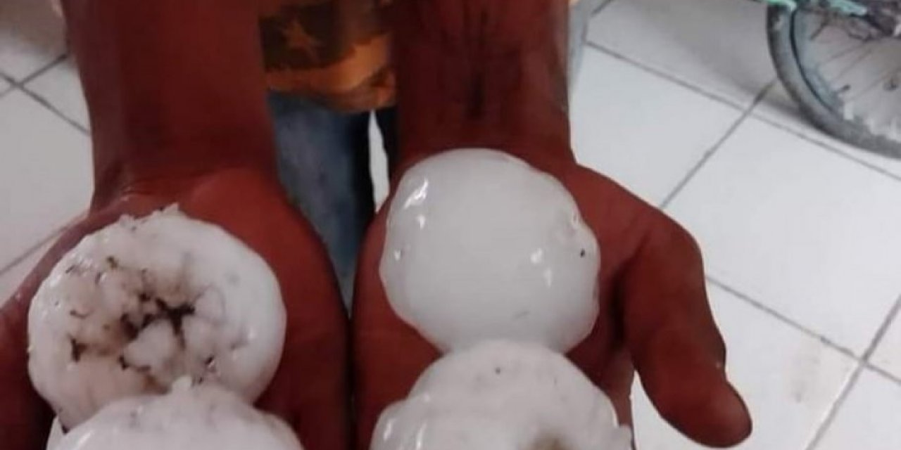 Meksika'da avuç içi büyüklüğünde dolu yağdı