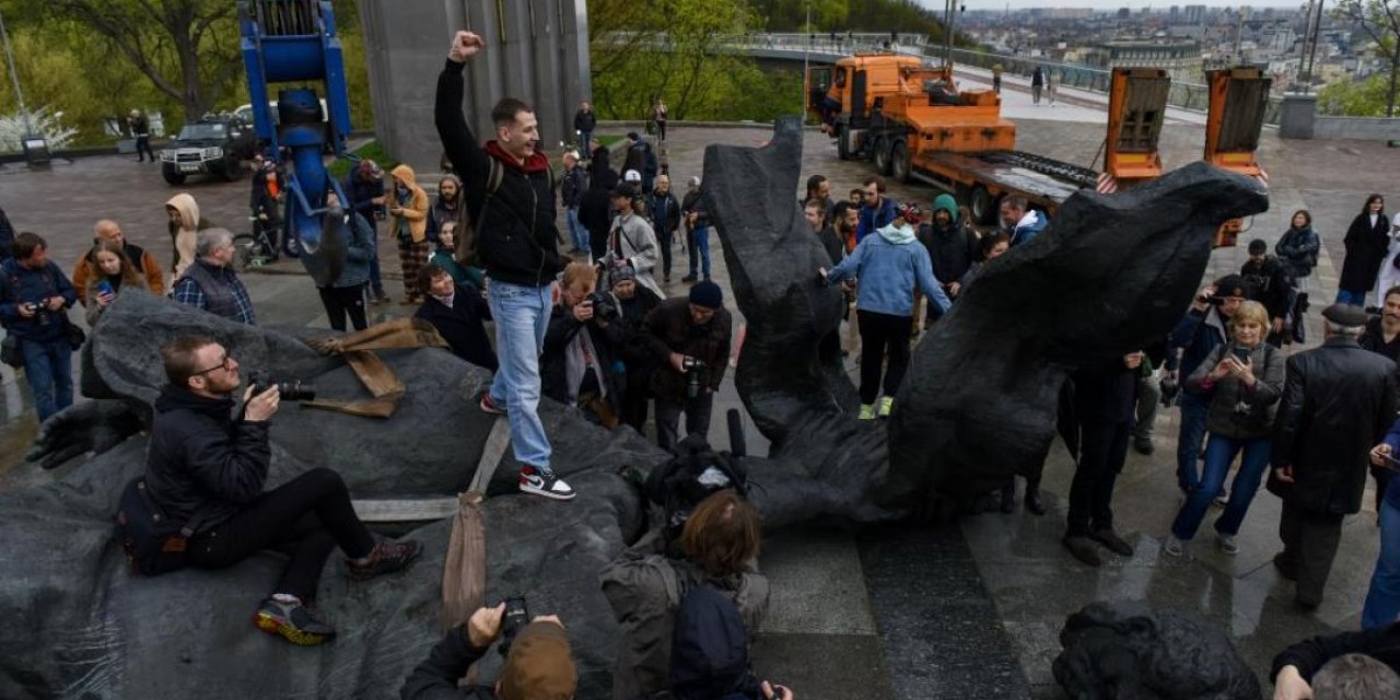Rusya ve Ukrayna dostluk anıtı yıkıldı