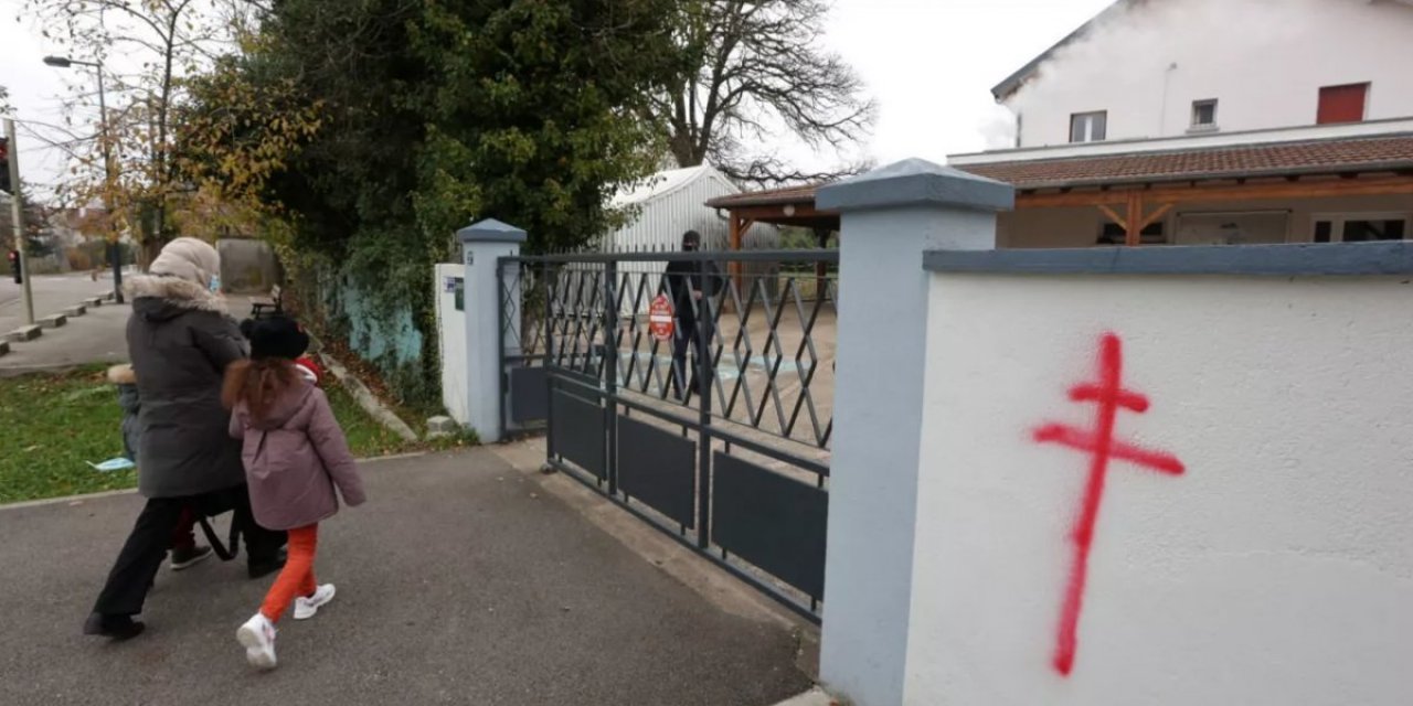 Fransa'da camilerin duvarına haç çizen şahıs cezasız kalmadı!