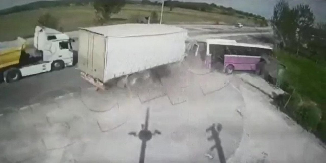 Sakarya'da kamyon halk otobüsüne çarptı: 1 ölü 10 yaralı