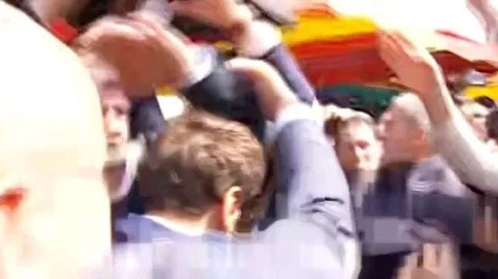 İkinci dönem cumhurbaşkanı seçilen Macron’a domates fırlattılar