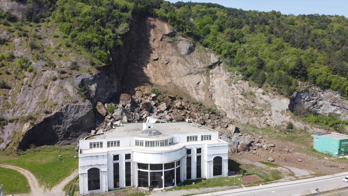 Samsun'da Heyelan Nedeniyle İki Katlı Bina Zarar Gördü