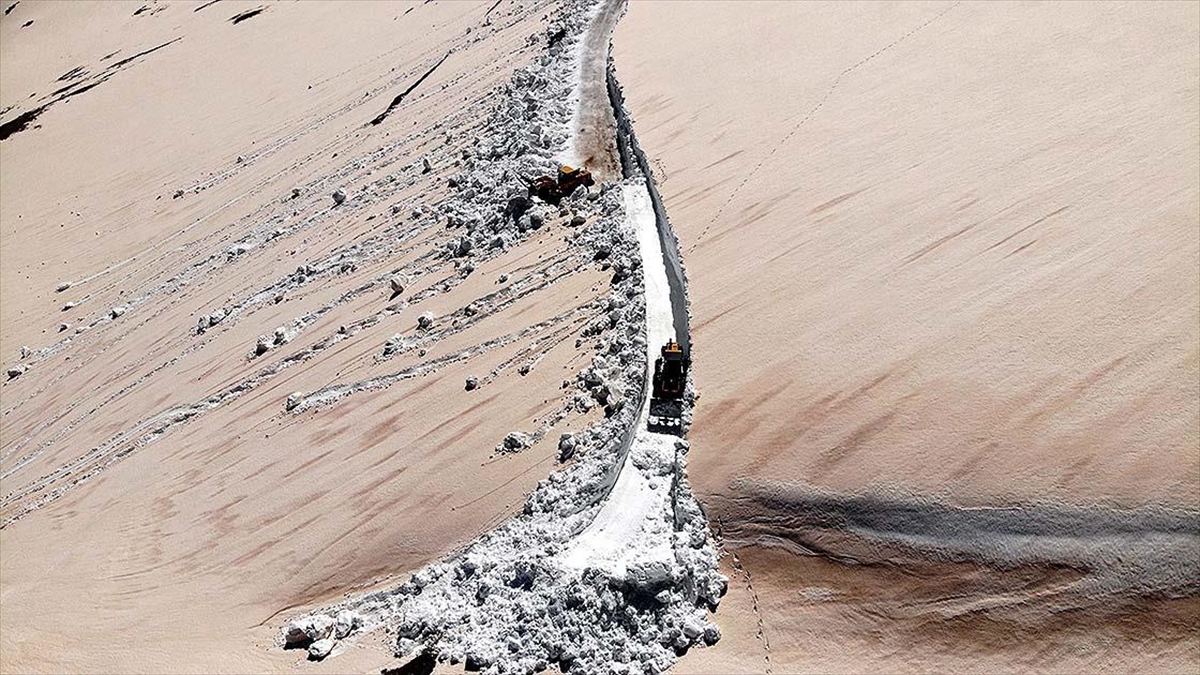 Bayburt'ta Karla Mücadele Nisanın Son Günlerinde Devam Ediyor