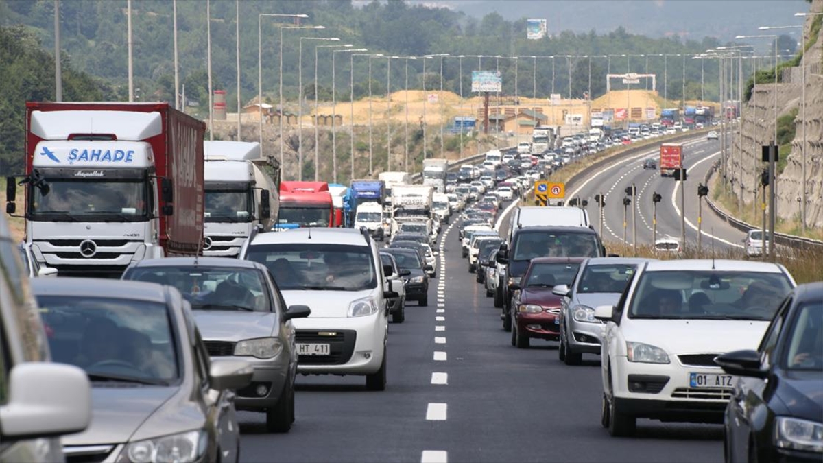 Bayram Tatilinde Yola Çıkacak Sürücülere "Dikkatiniz Dağılmasın" Uyarısı