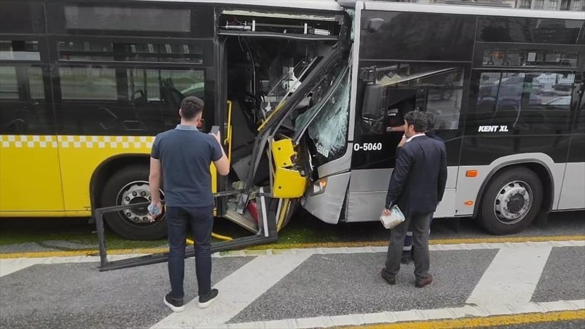 İstanbul'da İki Metrobüs Çarpıştı