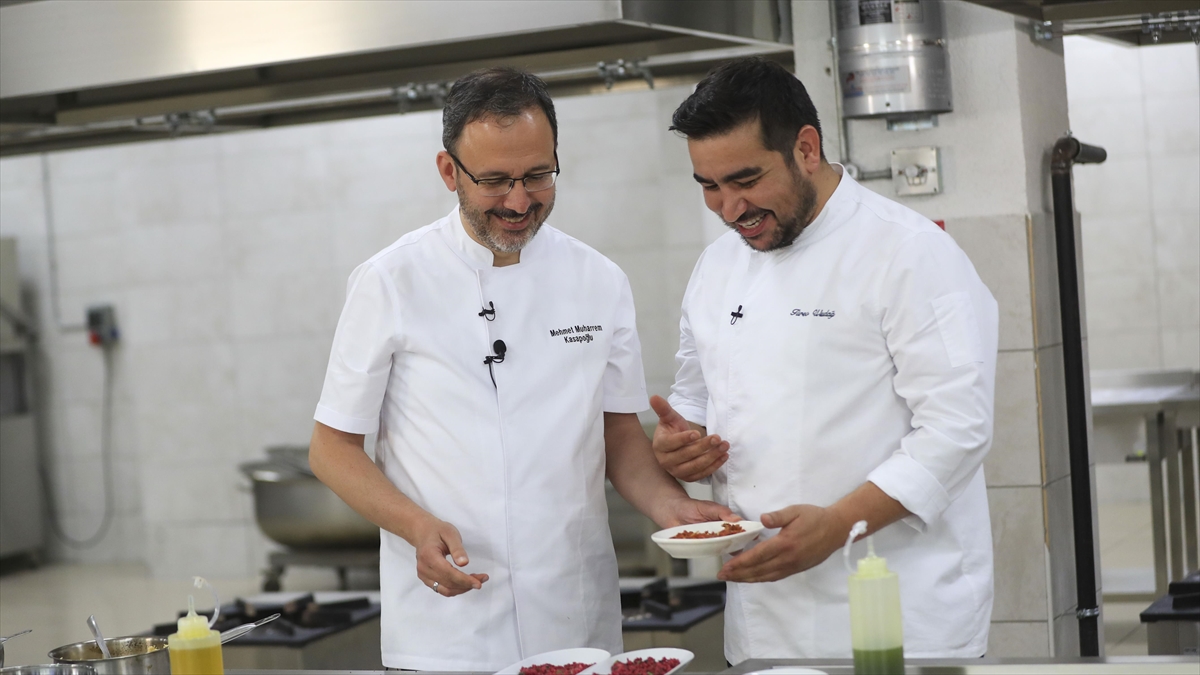 Bakan Kasapoğlu Mutfağa Girdi, Gençlere İftar Menüsü Hazırladı