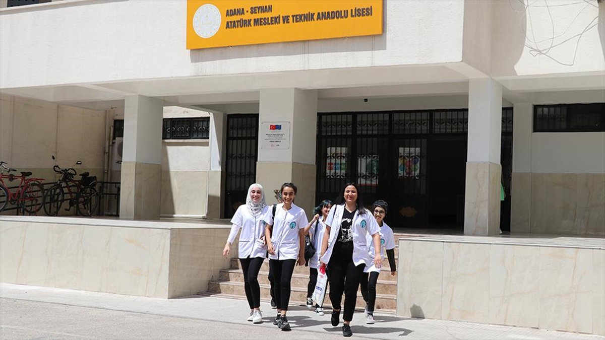 Mahallelinin Bayram Öncesi Kişisel Bakımı Meslek Liselilerden