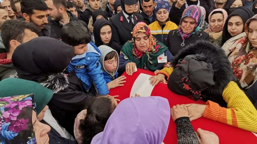 Şehit nişanlısını, gözyaşlarıyla son yolculuğuna uğurladı