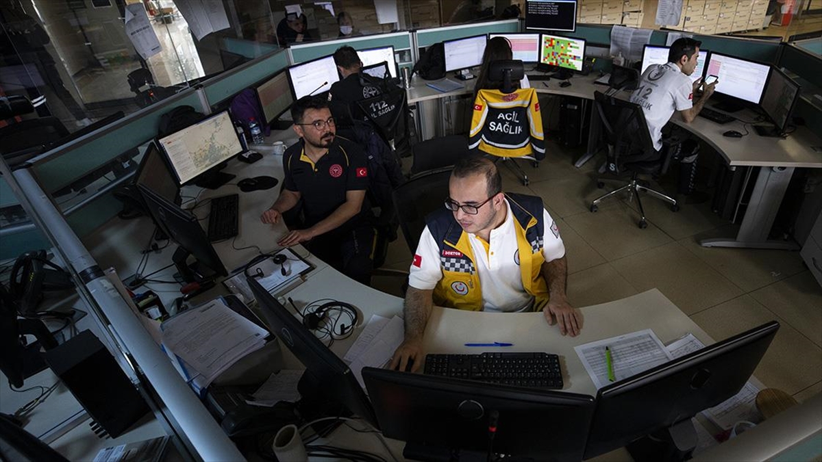 '112 Acil Çağrı Merkezi' Çalışanları Kovid-19'dan Uzak Mesainin Sevincini Yaşıyor