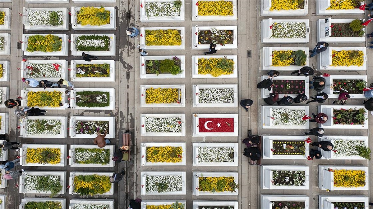 Şehitliklerde Hüzünlü Bayramlaşma