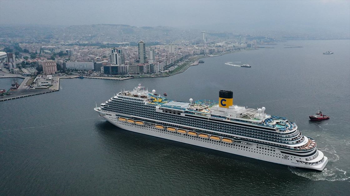 İtalya Bandıralı Kruvaziyer Costa Venezia, İzmir'e Yanaştı