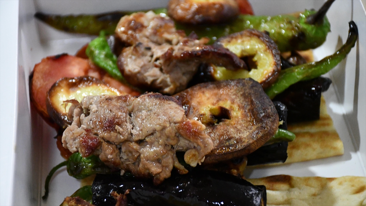 Sivas Kebabı Kuzu Etinin Yağıyla Lezzetleniyor