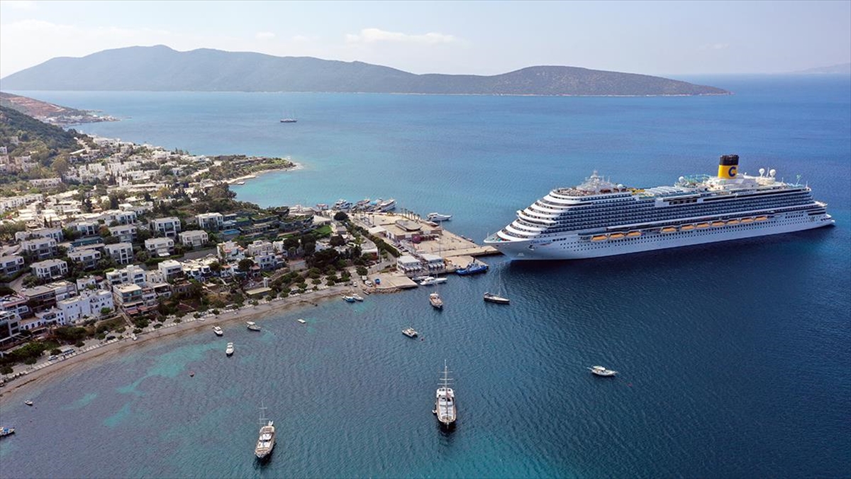 İtalya Bandıralı Kruvaziyer Costa Venezia Bodrum'a Yanaştı