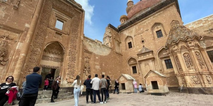 İshak Paşa Sarayı, Geçen Yılki Ziyaretçi Rekorunun Ardından Bayramı Da Yoğun Geçirdi