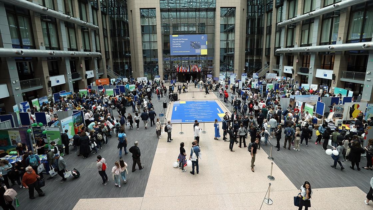 Açık Kapı Gününde AB Kurumları Önünde Uzun Kuyruklar Oluştu