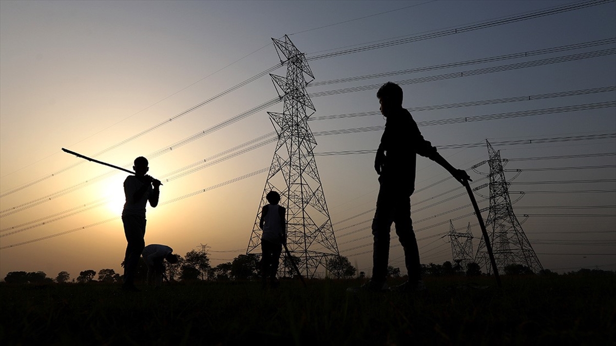 Hindistan'da Aşırı Sıcaklar Su Ve Elektrik Kesintisine Yol Açtı