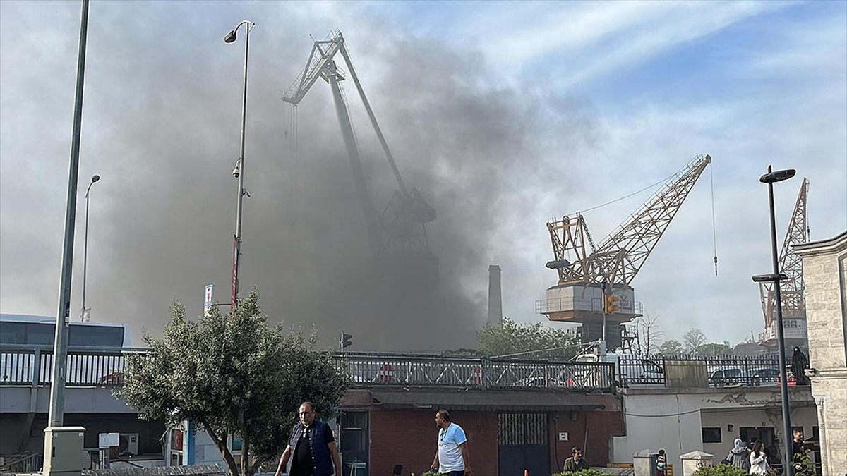 Haliç Tersanesi'nde Çıkan Yangın İtfaiye Ekiplerince Söndürüldü