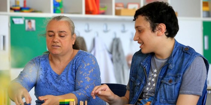 Evlat Edindiği Otizmli Çocuğa 16 Yıldır Şefkatle Bakıyor