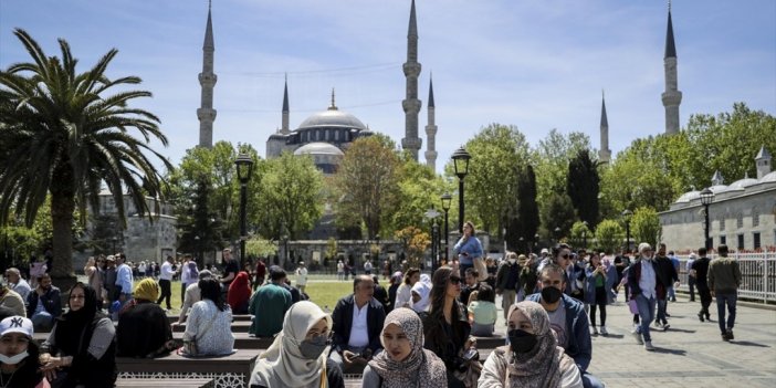 İstanbul'un Cazibe Mekanlarında Haftanın Son Günü Turist Yoğunluğu