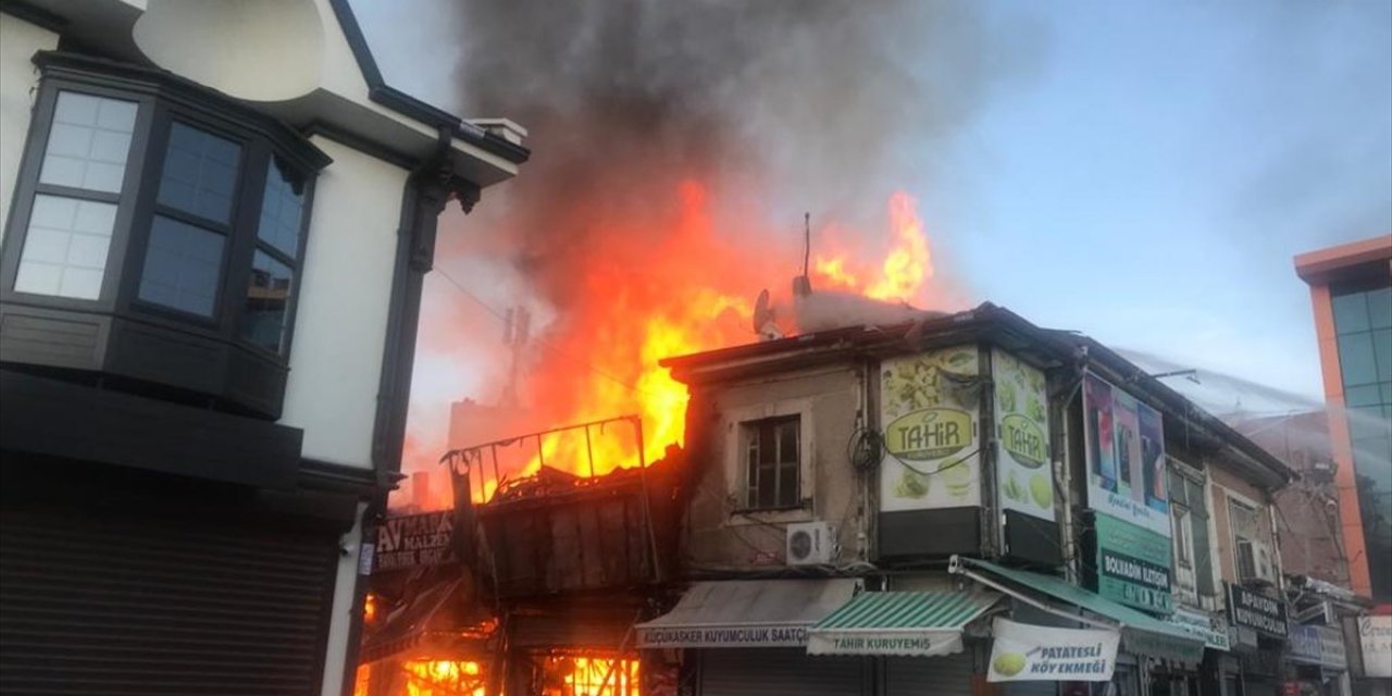 Afyonkarahisar'da yangın: 15 iş yeri küle döndü