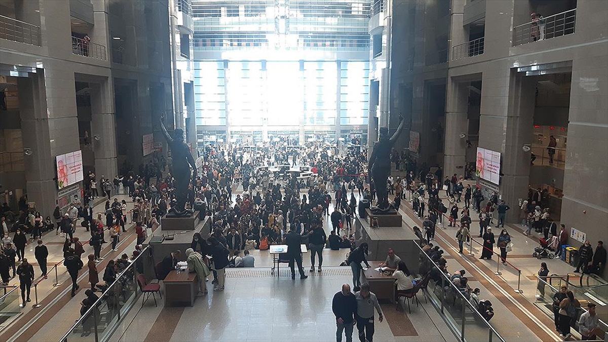 İstanbul Adliyesi'nde İcra Ve Zabıt Katipliği Sınavı Yoğunluğu