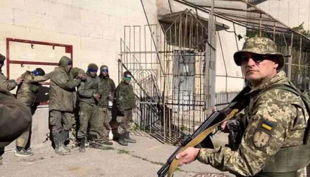 Ukrayna'dan Putin'e zafer hediyesi: Gözleri bantlı Rus askerlerinin...