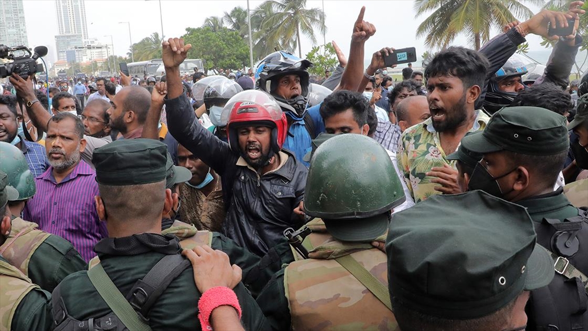 Sri Lanka'da Orduya Protestoculara Ateş Emri Verildi