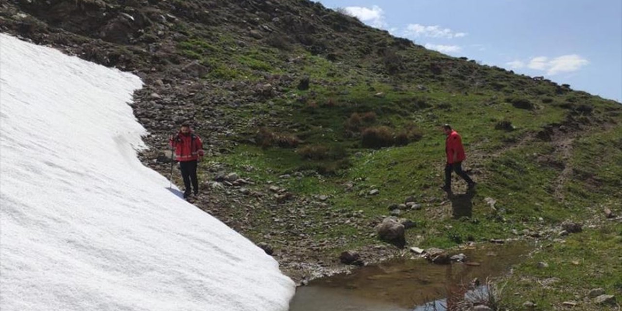 Siirt'te Kar Ve Tipi Nedeniyle Yaylada Mahsur Kalan 10 Kişilik Aile Kurtarıldı