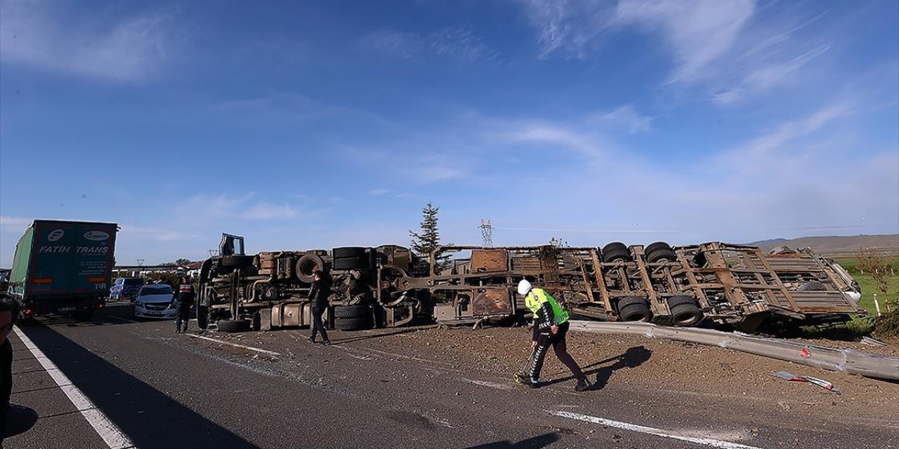 Otomobil Yüklü Tır Devrildi, 9 Araç Hasar Gördü