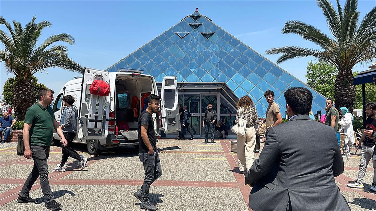 Bursa'daki Avm'de, Bir Mağazada Çökme Meydana Geldi