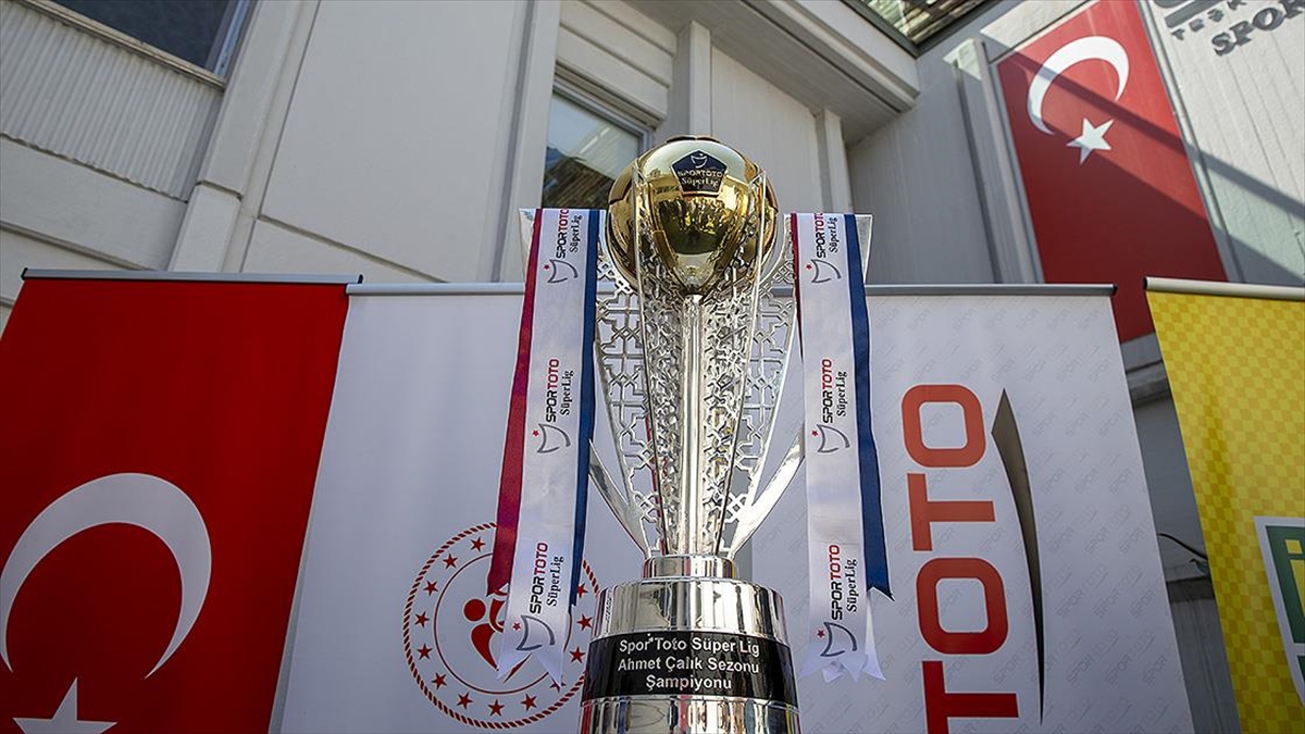 Trabzonspor'un Şampiyonluk Kupası, TFF Yetkililerine Teslim Edildi